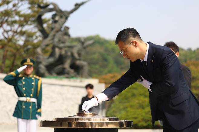12·3 비상계엄 및 윤석열 전 대통령 탄핵과 관련해 당내에서 탈당 압박을 받아온 김상욱 의원이 지난 8일 서울 동작구 현충원을 찾아 현충탑에 참배하고 있다. [사진 출처 = 연합뉴스]