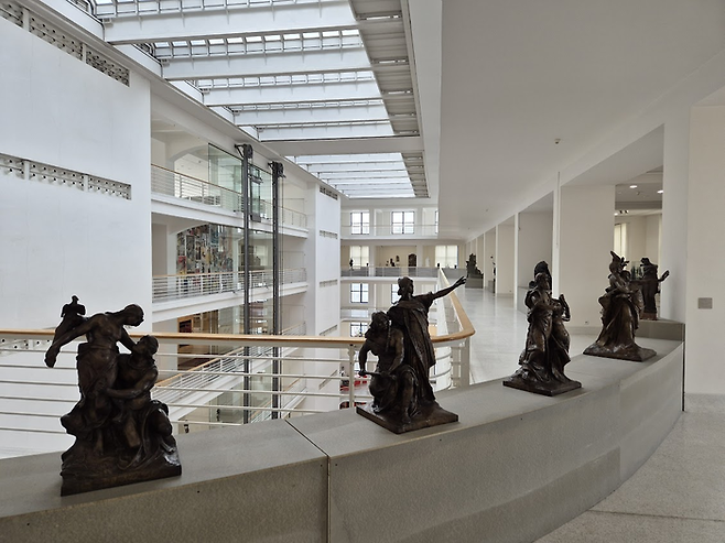 로비에서는 7층까지 연결되는 엘리베이터와 함께 탁 트인 전시 공간이 한 눈에 보인다. 사진은 조각이 전시된 개방형 전시장. ©김슬기