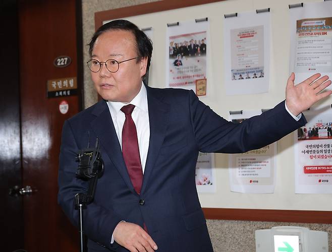 국민의힘 김문수 대선 후보측의 김재원 비서실장이 10일 국회에서 재개된 국민의힘 김문수 대선 후보와 한덕수 후보 간의 단일화 협상이 결렬된 뒤 취재진 질문에 답하고 있다. [연합뉴스]