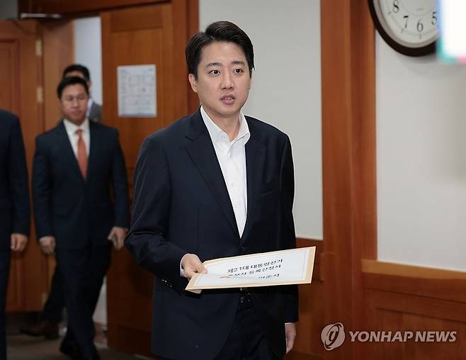 대선 후보에 등록하는 이준석 후보. [사진출처 = 연합뉴스]