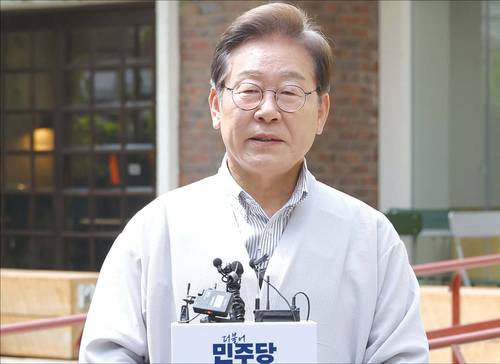 이재명 더불어민주당 대선 후보가 지난 5월 7일 전북 전주시 완산구의 한 카페에서 K-콘텐츠 산업 진흥 간담회를 마친 뒤 서울고등법원의 파기환송심 연기 관련 입장을 밝히고 있다. (연합뉴스)