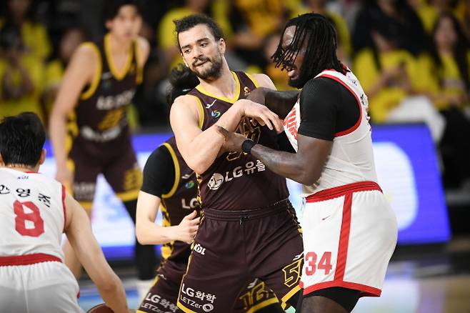 아셈 마레이(사진 왼쪽), 자밀 워니. 사진=KBL