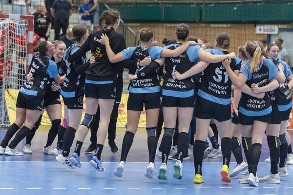 사진 분데스리가 1부리그 잔류를 확정한 북스테후데 선수들이 기뻐하고 있다. 사진 출처=분데스리가