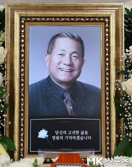 꽃으로 가득한 조화 속, 환하게 웃고 있는 사진 한 장.사진=사진공동취재단