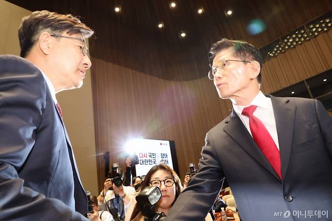 [서울=뉴시스] 권창회 기자 = 김문수 국민의힘 대선 후보가 9일 오전 서울 여의도 국회에서 열린 의원총회에서 밖으로 나서며 권성동(왼쪽) 원내대표와 대화를 하고 있다. 2025.05.09. kch0523@newsis.com /사진=권창회