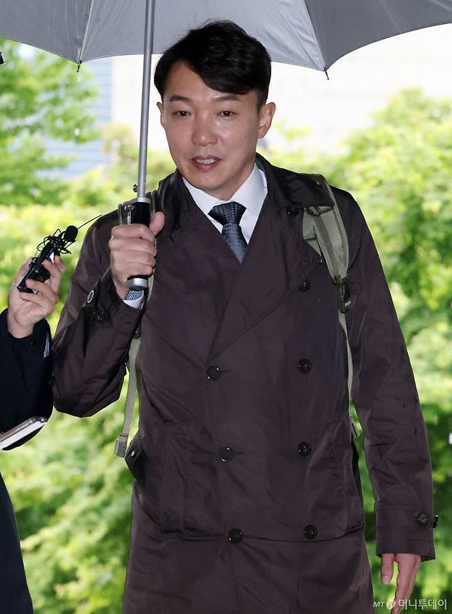 전직 대기업 임원으로부터 리조트 접대를 받고 자녀 교육을 위해 위장전입한 혐의를 받는 이정섭 대전고등검찰청 검사가 9일 서울 서초구 서울중앙지방법원에서 열리는 1차 공판에 출석하고 있다. /사진=뉴시스(공동취재)