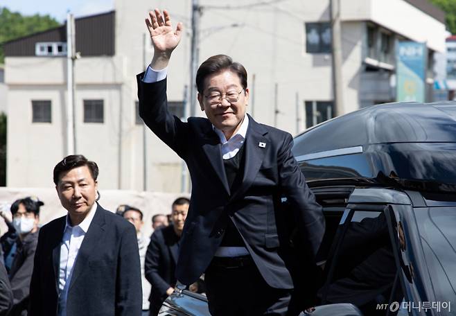 (창녕=뉴스1) 이재명 기자 = 경청투어에 나선 이재명 더불어민주당 대통령 후보가 10일 오전 경남 창녕군 창녕읍 창녕정기시장에 도착한 후 시민들을 향해 인사하고 있다. 2025.5.10/뉴스1  Copyright (C) 뉴스1. All rights reserved. 무단 전재 및 재배포,  AI학습 이용 금지. /사진=(창녕=뉴스1) 이재명 기자