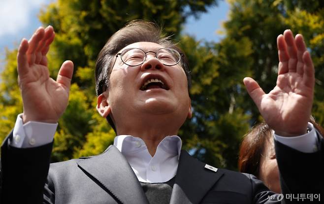 [함안=뉴시스] 조성우 기자 = 민심을 청취하는 '경청 투어'에 나선 이재명 더불어민주당 대선후보가 10일 경남 함안군 가야시장에서 즉흥 연설을 하고 있다. 2025.05.10. xconfind@newsis.com /사진=조성우