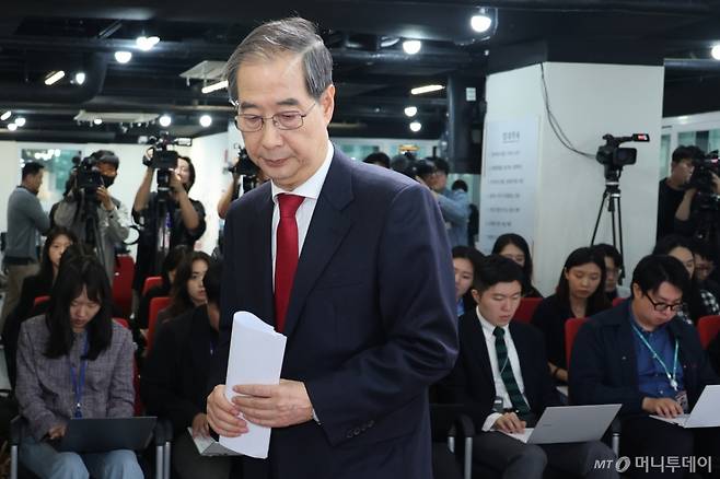 (서울=뉴스1) 안은나 기자 = 국민의힘에 입당한 한덕수 대선 예비후보가 10일 서울 여의도 중앙당사에서 현안 관련 긴급 기자회견을 마친 뒤 이석하고 있다. 2025.5.10/뉴스1  Copyright (C) 뉴스1. All rights reserved. 무단 전재 및 재배포,  AI학습 이용 금지. /사진=(서울=뉴스1) 안은나 기자