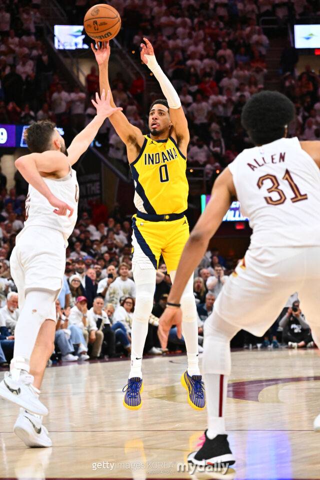 할리버튼(가운데)이 7일 클리블랜드와 경기에서 종료 1초 전 3점슛을 던지고 있다. /게티이미지코리아