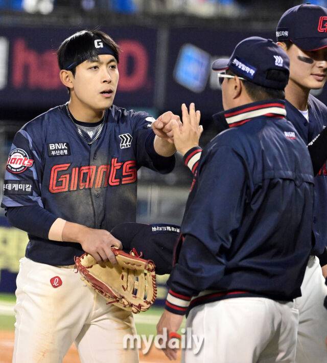 2025년 4월 25일 오후 서울 잠실구장에 진행된 '2025 신한 SOL뱅크 KBO 리그' 롯데 자이언츠와 두산 베어스의 경기. 롯데 황성빈이 8-2로 승리한 뒤 김태형 감독과 하이파이브를 하고 있다./마이데일리