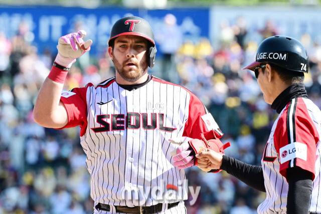 2025년 5월 4일 오후 서울 잠실구장에 진행된 '2025 신한 SOL뱅크 KBO 리그' SSG-LG의 경기. LG 오스틴이 7회말 안타를 때린 뒤 세리머니를 펼치고 있다./마이데일리