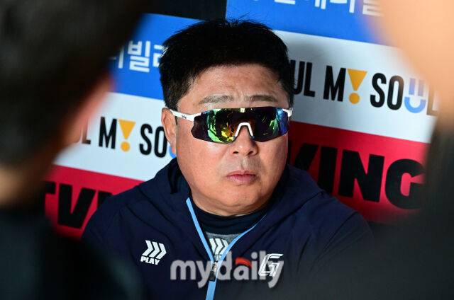 2025년 4월 25일 오후 서울 잠실구장에 진행된 '2025 신한 SOL뱅크 KBO 리그' 롯데 자이언츠와 두산 베어스의 경기. 롯데 김태형 감독이 취재진의 질문에 답하고 있다./마이데일리