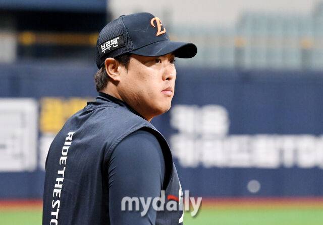 9일 오후 서울 고척동 고척스카이돔에서 진행된 '2025 프로야구 KBO리그' 키움히어로즈와 한화 이글스의 경기. 한화 류현진이 경기전 훈련에 나서고 있다./고척=송일섭 기자 andlyu@mydaily.co.kr