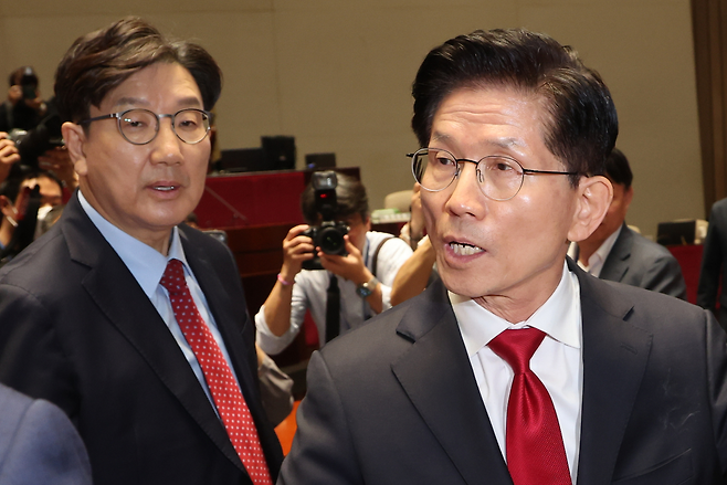 김문수 국민의힘 대선 후보가 9일 서울 여의도 국회에서 열린 의원총회에서 권영세 비상대책위원장이 단일화를 압박하는 발언 뒤 퇴장하자 항의하며 의총장을 나가고 있다. [연합]