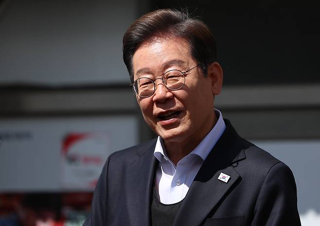 영남 신라벨트 골목골목 경청투어에 나선 더불어민주당 이재명 대선 후보가 10일 경남 창녕군 창녕공설시장을 찾아 즉흥 연설을 하고 있다. [연합]