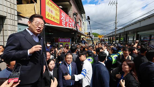 영남 신라벨트 골목골목 경청투어에 나선 더불어민주당 이재명 대선 후보가 10일 경남 창녕군 창녕공설시장을 찾아 즉흥 연설을 하고 있다. [연합]
