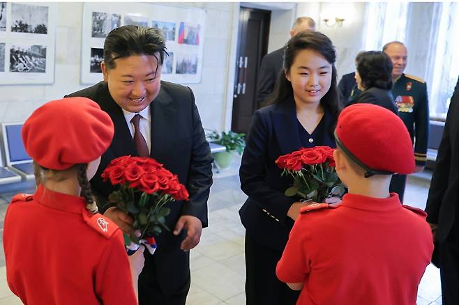 북한 노동당 기관지 노동신문은 10일 김정은 국무위원장이 전날 전승절 80주년을 맞아 딸 김주애와 함께 러시아대사관을 축하방문했다고 보도했다. 김 위원장과 딸 주애가 러시아 어린이들로부터 꽃다발을 받고 있다. [평양 노동신문=뉴스1]