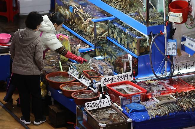 서울 동작구 노량진수산시장에서 시민들이 장을 보고 있다.[연합]