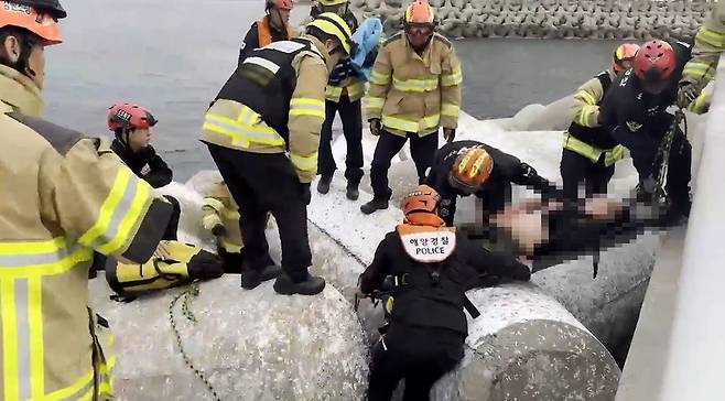 방파제 추락한 60대 부부 구조 [속초해경 제공]
