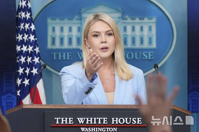 [워싱턴=AP/뉴시스]캐롤라인 레빗 백악관 대변인이 9일(현지 시간) 정례브리핑에서 기자들의 질문에 답변하고 있다. 2025.05.10.