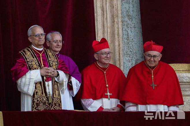 [바티칸=AP/뉴시스] 8일(현지 시간) 바티칸 성베드로 대성당 중앙 '강복의 발코니'에 제267대 교황으로 선출된 로버트 프랜시스 프레보스트(왼쪽부터) 추기경과 디에고 조반니 라벨리 대주교, 피에트로 파롤린 추기경, 빈코 풀리치 추기경이 서 있다. 새 교황의 즉위명은 '레오 14세'로 '레오'는 라틴어로 '사자'를 뜻한다. 2025.05.09.