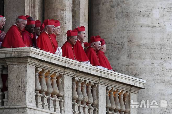 [바티칸=AP/뉴시스] 8일(현지 시간) 바티칸 성베드로 대성당 중앙 '강복의 발코니'에 선 추기경들의 모습. 이날 제267대 교황에 미국의 로버트 프랜시스 프레보스트(69) 추기경이 선출됐다. 새 교황의 즉위명은 '레오 14세'로 '레오'는 라틴어로 '사자'를 뜻한다. 2025.05.09.
