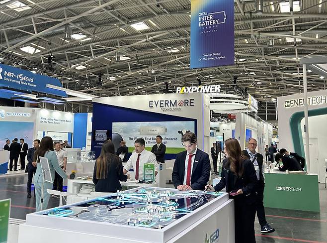 [서울=뉴시스] 홍효식 기자 = 7일 독일 뮌헨 전시컨벤션센터에서 코엑스와 한국배터리산업협회, 코트라가 공동주최해 열린 '인터배터리 유럽 2025' 전시회에서 현지 참관객들이 전시를 관람하고 있다. (사진=코엑스 제공) 2025.05.07. photo@newsis.com *재판매 및 DB 금지