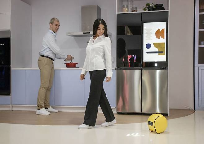 [서울=뉴시스]삼성 타이젠 OS(운영체제)가 'CES 2024'를 통해 첫 선을 보이며 큰 화제를 불러 일으켰던 인공지능(AI) 동반자 로봇(컴패니언) '볼리(Ballie)'에 탑재됐다. (사진 = 삼성전자) 2024.01.14. photo@newsis.com *재판매 및 DB 금지