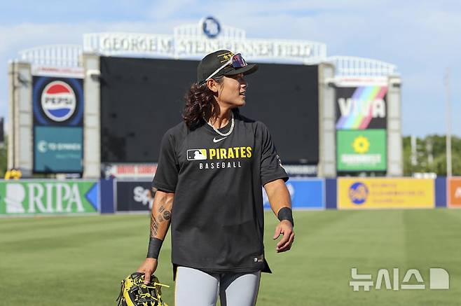 [탬파=AP/뉴시스] 피츠버그 파이리츠의 배지환이 지난 3월31일(현지 시간) 미 플로리다주 탬파의 조지 M. 스타인브레너 필드에서 탬파베이 레이스와의 2025 메이저리그 원정 경기를 앞두고 몸을 푼 후 운동장을 떠나고 있다. 배지환은 이날 선발 명단에서 제외됐다. 2025.04.01.