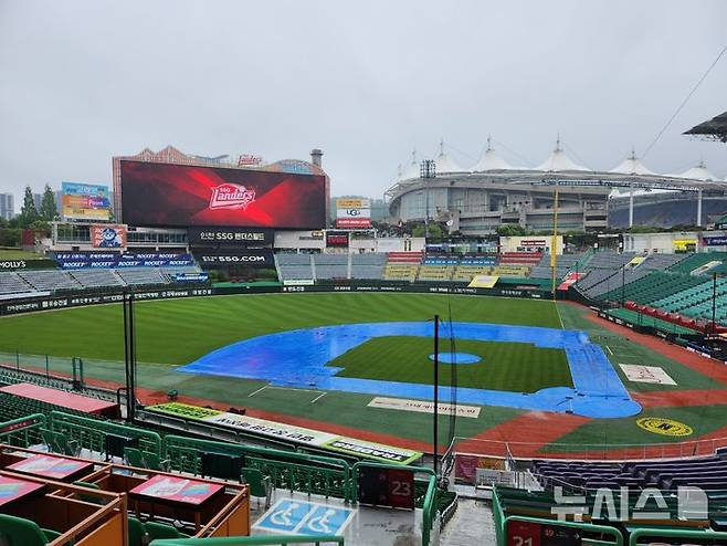 [인천=뉴시스] 박윤서 기자 = 10일 오후 2시 인천 SSG랜더스필드(KIA 타이거즈-SSG 랜더스)에서 열릴 예정이던 2025 신한 쏠뱅크 KBO리그 경기가 비로 취소됐다. 2025.05.10.