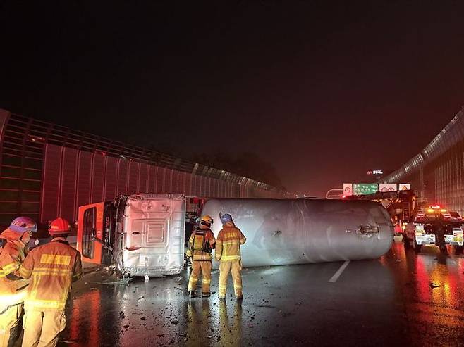 [수원=뉴시스] 영동고속도로 사고 현장. (사진=경기도소방재난본부 제공) 2025.05.10. photo@newsis.com *재판매 및 DB 금지