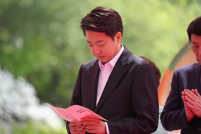 [서울=뉴시스] 권창회 기자 = 이준석 개혁신당 대선 후보가 5일 대구 동화사에서 열린 봉축대법회 참석해 기도 올리고 있다. (사진=이준석 캠프 제공) 2025.05.05. photo@newsis.com *재판매 및 DB 금지