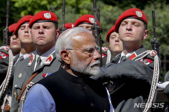 [빈=AP/뉴시스] ﻿﻿인도와 파키스탄 간 군사적 긴장이 고조되며 전면전 우려가 커지는 가운데, 나렌드라 모디 인도 총리가 군 수뇌부를 소집해 대책회의를 열였다. 사진은 모디 총리가 지난해 7월 10일(현지시각) 오스트리아 빈에서 의장대를 사열하는 모습. 2025.05.10