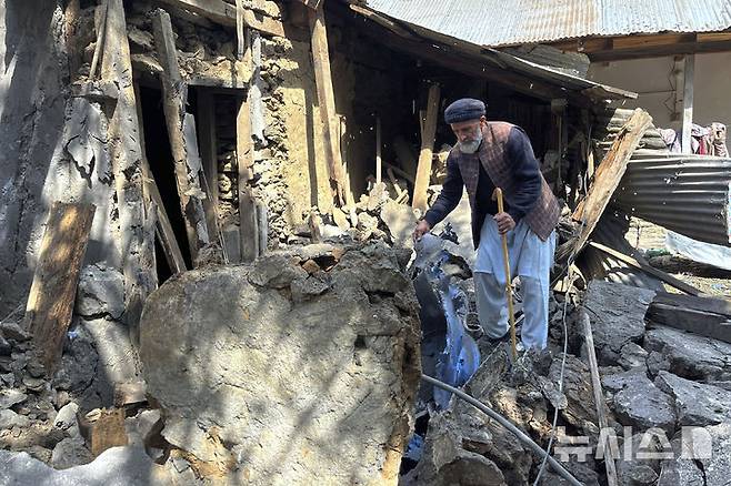[샤코트=AP/뉴시스] 10일(현지 시간) 파키스탄령 카슈미르의 샤코트 마을에서 마을 주민이 인도군의 야간 폭격으로 훼손된 집을 살펴보고 있다. 인도와 파키스탄은 이날 전면 휴전에 합의했다. 2025.05.10