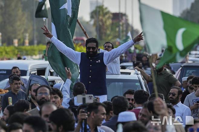 [이슬라마바드=AP/뉴시스] 10일(현지 시간) 파키스탄 이슬라마바드에서 인도의 공습을 규탄하고 파키스탄 군을 지지하는 시위가 열리고 있다. 2025.05.10.