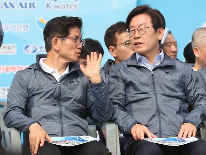 더불어민주당 이재명 대선후보(오른쪽)와 국민의힘 김문수 대선후보가 지난 2018년 5월 1일 서울 송파구 잠실 올림픽 주경기장에서 열린 '한국노총 2018 노동절 마라톤대회'에서 대화하던 모습. 연합뉴스