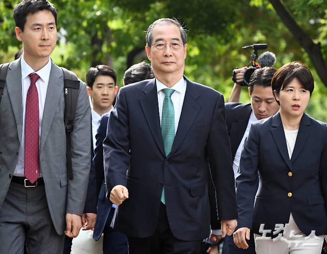 지난 8일 한덕수 무소속 대선 예비후보가 김문수 국민의힘 대선 후보와의 단일화를 위한 2차 회동을 하기 위해 국회 사랑재로 향하고 있다. 황진환 기자