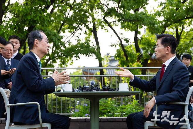 지난 8일 당시 국민의힘 김문수 대선 후보와 한덕수 예비후보가 국회 사랑재 카페에서 공개회동을 하고 있는 모습. 황진환 기자