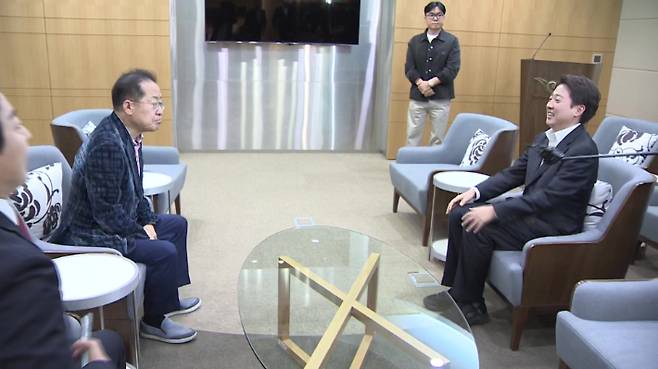 미국으로 출국하는 홍준표 전 대구시장이 10일 인천국제공항 귀빈실에 배웅 나온 개혁신당 이준석 대선 후보를 만나고 있다. 연합뉴스