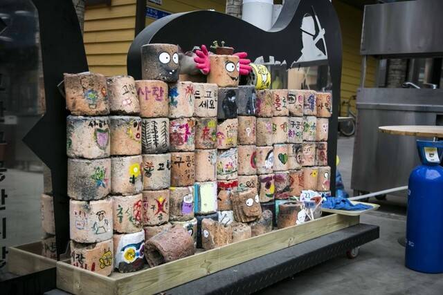 과거 탄광촌의 흔적을 연탄아트로 표현한 조형물. 고한구공탄시장 블로그