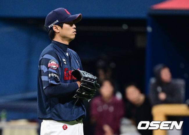 [OSEN=고척, 조은정 기자]29일 오후 서울 고척스카이돔에서 ‘2025 신한 SOL BANK KBO리그’  키움 히어로즈와 롯데 자이언츠의 경기가 진행됐다.이날 경기에서 키움은 김윤하를, 롯데는 반즈를 선발투수로 내세웠다.8회말 2사 만루 롯데 구승민이 키움 오선진에게 몸 맞는 공을 던진 뒤 아쉬워하고 있다. 2025.04.29