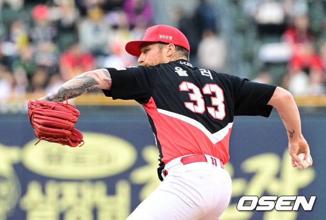 [OSEN=잠실, 지형준 기자] 19일 오후 서울 잠실구장에서 2025 신한 SOL뱅크 KBO리그 두산 베어스와 KIA 타이거즈의 경기가 열렸다.이날 두산은 최원준, KIA는 아담 올러를 선발로 내세웠다.1회말 KIA 올러가 역투하고 있다. 2025.04.19 / jpnews@osen.co.kr