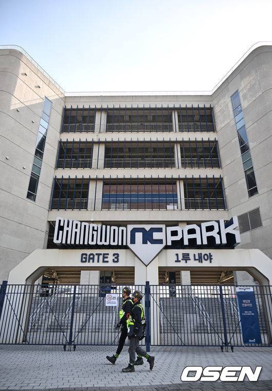 [OSEN=창원, 이석우 기자] 지난달 29일 LG 트윈스와 NC 다이노스와의 경기 중 3루 내야석 매점 부근 약 4층 높이에 있던 알루미늄 '루버'가 떨어져 관중이 사망하는 사고가 발생했다. 해당 사고의 여파로 지난 30일 LG와 NC의 경기는 즉각 취소됐고, 1일부터 3일까지 열리는 SSG 랜더스와의 경기는 3연전을 모두 취소했다. 또한 피해자 애도를 위해 1일 모든 경기는 전면 취소됐다. 관계자들이 창원NC파크 안전 점검을 하고 있다. 2025.04.01 / foto0307@osen.co.kr