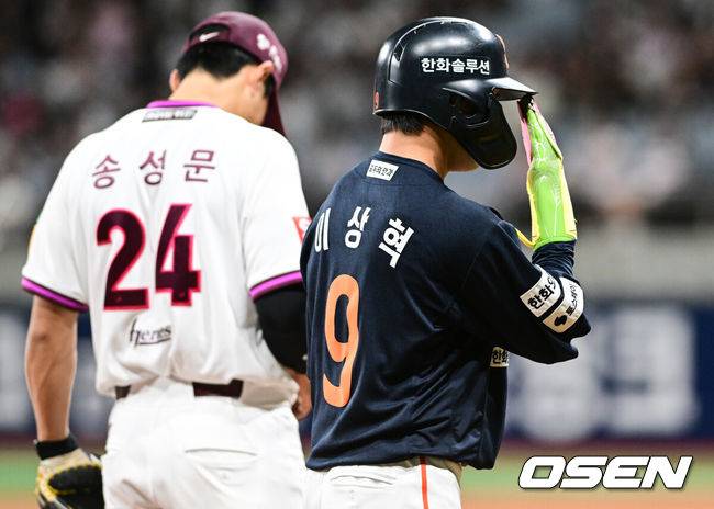 [OSEN=고척, 조은정 기자]9일 오후 서울 고척스카이돔에서 2025 신한 SOL Bank KBO리그 키움 히어로즈와 한화 이글스의 경기가 열린다.이날 홈팀 키움은 하영민을 원정팀 한화는 엄상백을 선발 투수로 내세웠다.8회초 1사 1루 한화 최재훈의 우익선상 2루타에 1루주자 이상혁이 3루에서 멈춰선 뒤 아쉬워하고 있다. 2025.05.09 /cej@osen.co.kr