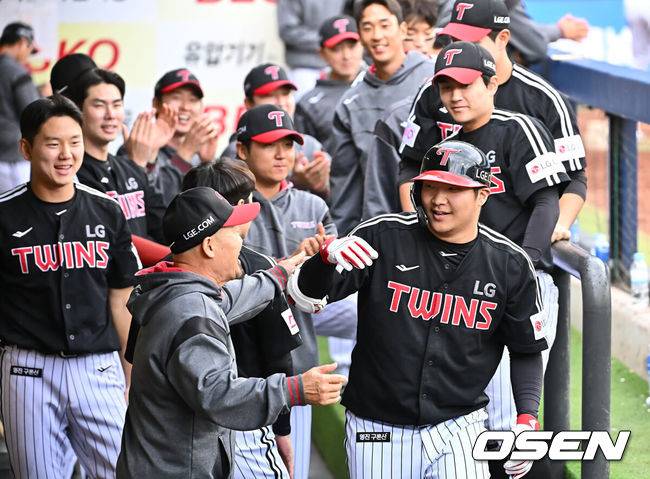 [OSEN=대구, 이석우 기자] 10일 대구삼성라이온즈파크에서 2025 신한 SOL 뱅크 KBO 리그 삼성 라이온즈와 LG 트윈스의 경기가 열렸다. 홈팀 삼성은 후라도가, 방문팀 LG는 손주영이 선발 출전했다. LG 트윈스 문보경이 5회초 1사 우중월 솔로 홈런을 치고 축하를 받고 있다. 2025.05.10 / foto0307@osen.co.kr