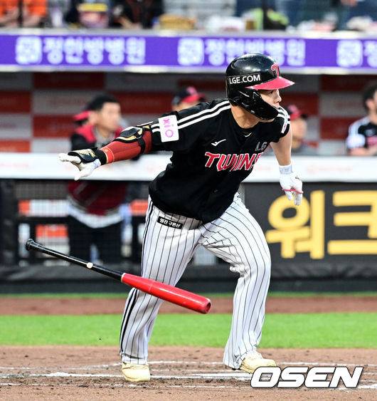 [OSEN=대전, 지형준 기자] 29일 대전 한화생명볼파크에서 2025 신한 SOL Bank KBO리그 한화 이글스와 LG 트윈스의 경기가 열렸다.이날 한화는 우완 라이언 와이스, LG는 좌완 송승기가 선발로 나섰다. 2회초 무사에서 LG 문성주가 중전 안타를 날리고 있다. 2025.04.29 /jpnews@osen.co.kr