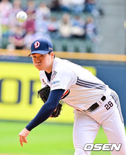 [OSEN=잠실, 박준형 기자]  27일 오후 서울 잠실구장에서 ‘2025 신한 SOL BANK KBO리그’ 두산 베어스와 롯데 자이언츠의 경기가 진행됐다.이날 경기에서 두산은 최승용을, 롯데는 박진을 선발투수로 내세웠다.1회초 두산 선발투수 최승용가 역투하고 있다.    2025.04.27 / soul1014@osen.co.kr