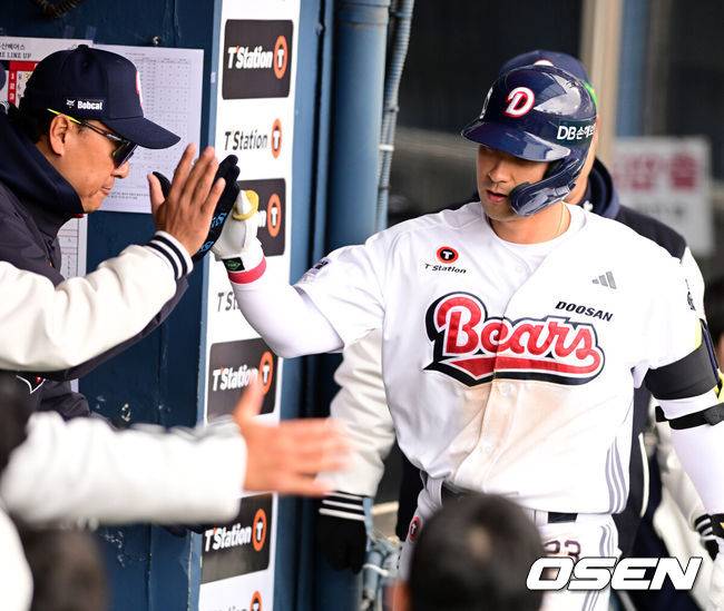 [OSEN=잠실, 지형준 기자] 30일 오후 서울 잠실야구장에서 2025 신한 SOL Bank KBO리그 두산 베어스와 삼성 라이온즈의 경기가 열렸다.이날 두산은 최원준, 삼성은 레예스를 선발로 내세웠다.4회말 무사에서 두산 강승호가 좌월 솔로포를 날리며 이승엽 감독과 기뻐하고 있다. 2025.03.30 / jpnews@osen.co.kr