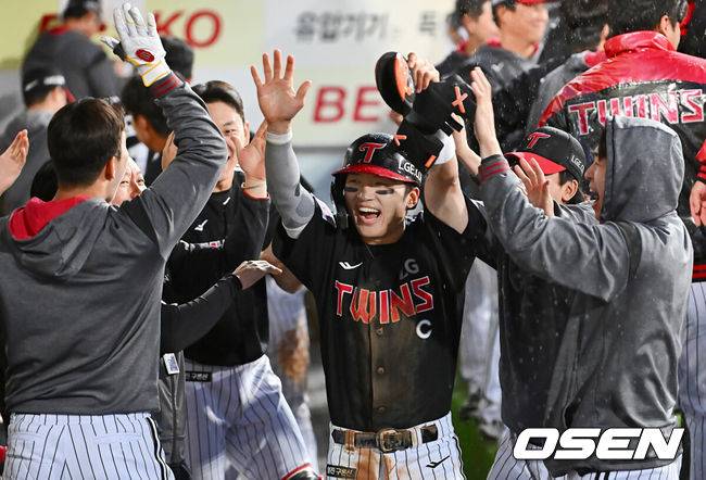 [OSEN=대구, 이석우 기자] 10일 대구삼성라이온즈파크에서 2025 신한 SOL 뱅크 KBO 리그 삼성 라이온즈와 LG 트윈스의 더블헤더 2차전 경기가 열렸다. 홈팀 삼성은 레예스가, 방문팀 LG는 임찬규가 선발 출전했다. LG 트윈스 박해민이 5회초 무사 3루 문성주의 우중간 1타점 2루타때 득점을 올리고 기쁨을 나누고 있다. 2025.05.10 / foto0307@osen.co.kr